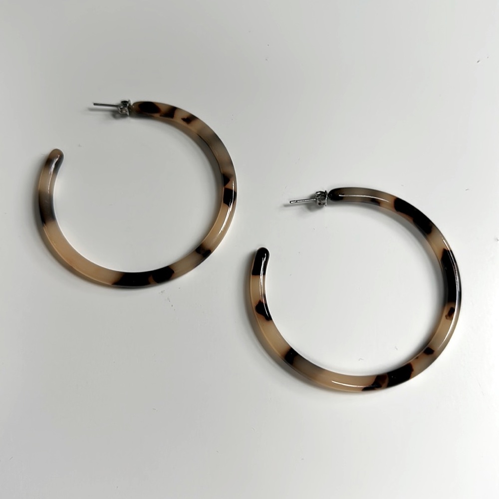 Machete tortoiseshell hoop earrings
